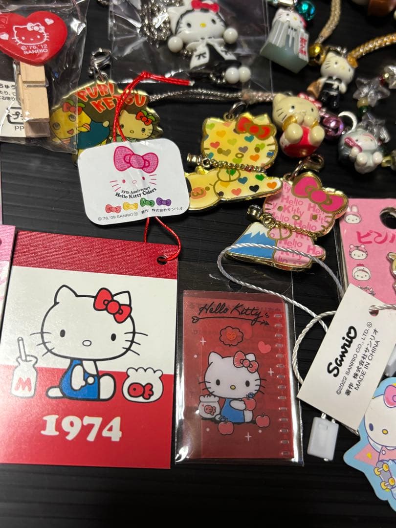 サンリオ　キティ　ストラップ　キーホルダー　ピンバッジ　他　セット