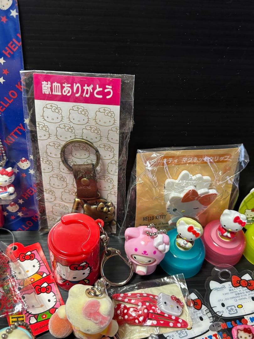 サンリオ　キティ　ストラップ　キーホルダー　ピンバッジ　他　セット