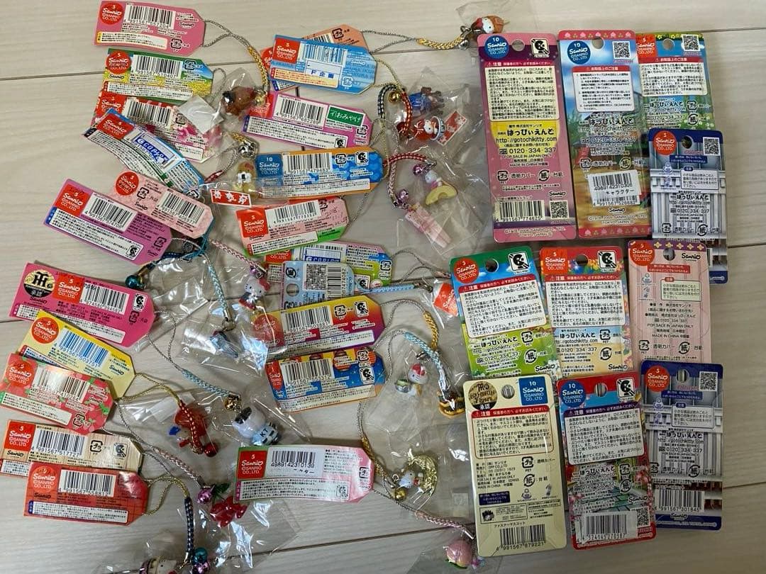 ご当地キティ　64個セット売り　根付け　キーホルダー　ハローキティ