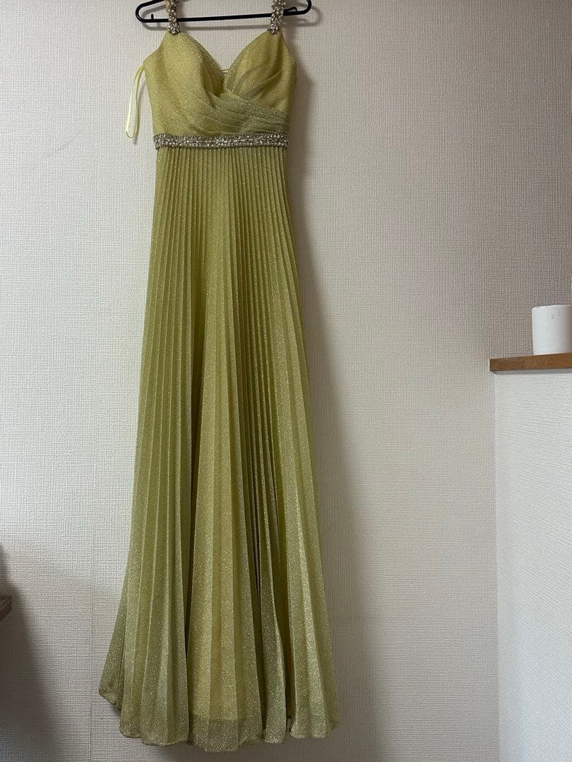 キラキラがかわいいライトグリーンがかったイエロー カラードレス