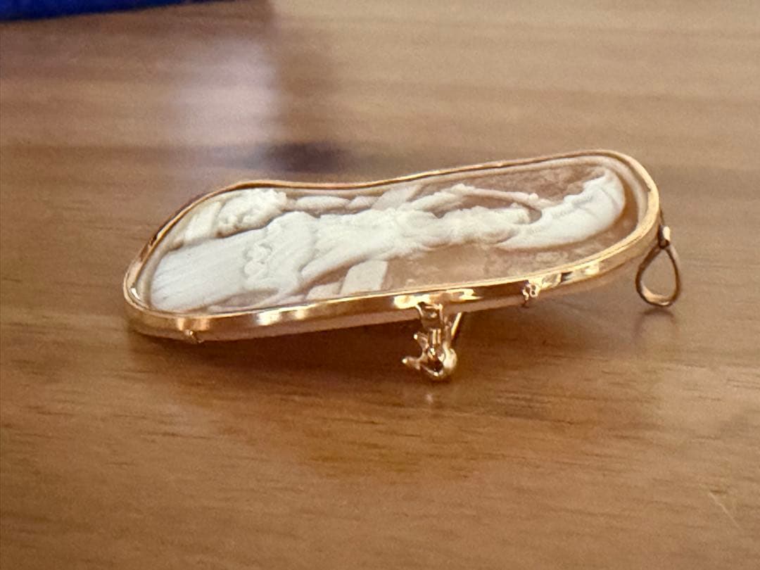 女性の傘のシェルカメオ K18