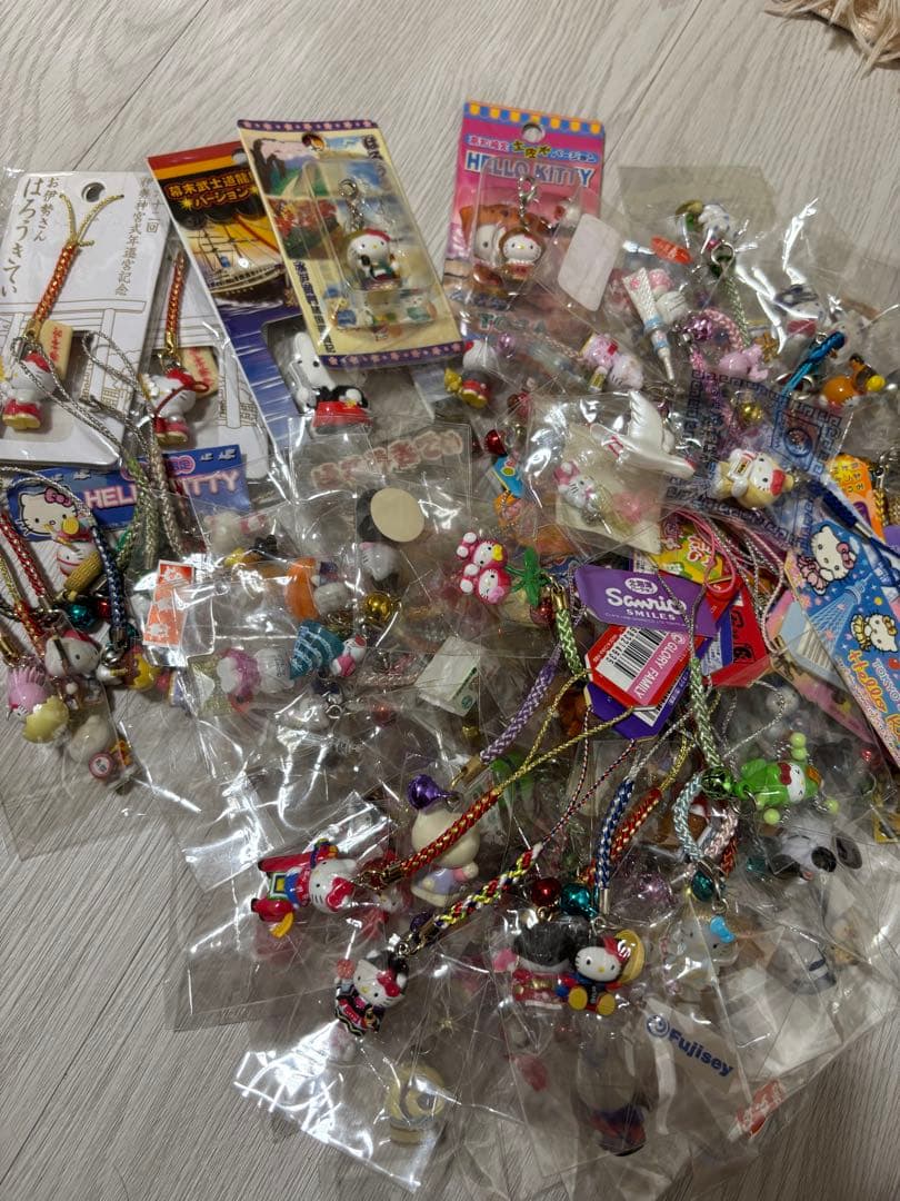 ご当地キティ 値付けまとめ売り ストラップ 、チャームセット 100個 値下げ中