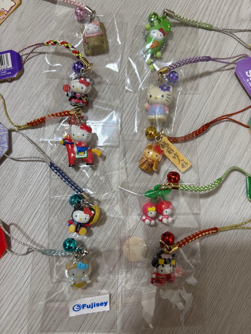 ご当地キティ 値付けまとめ売り ストラップ 、チャームセット 100個 値下げ中