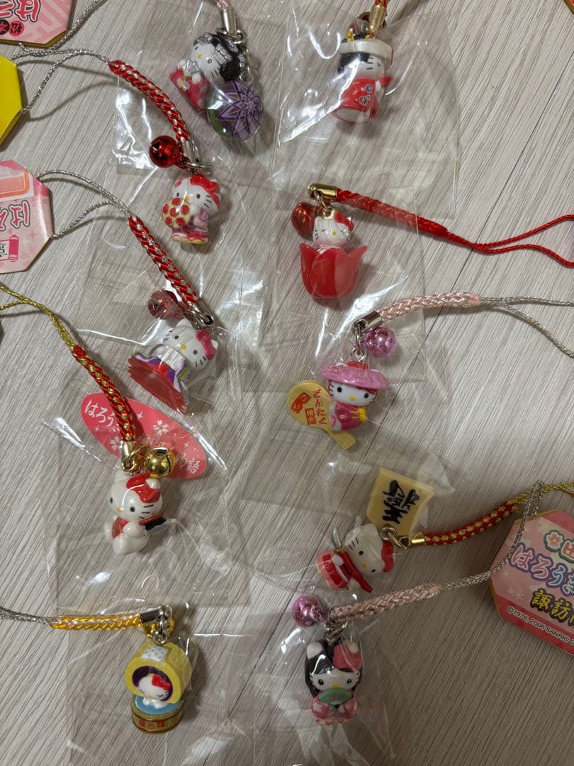 ご当地キティ 値付けまとめ売り ストラップ 、チャームセット 100個 値下げ中