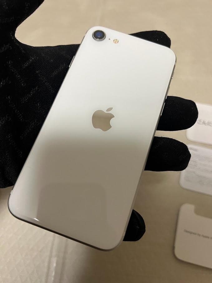 【極美品】Apple iPhone SE (第2世代) ホワイト 本体