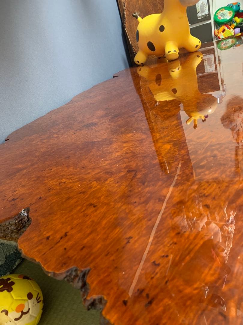 自然な形状の茶色い座卓　花梨