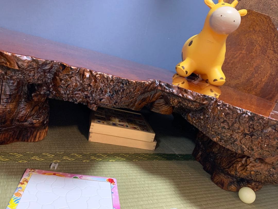 自然な形状の茶色い座卓　花梨