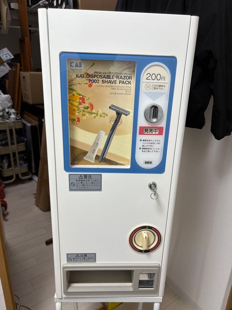 ① カードガチャガチャマシン　手動式自動販売機　ダイト　DF-8