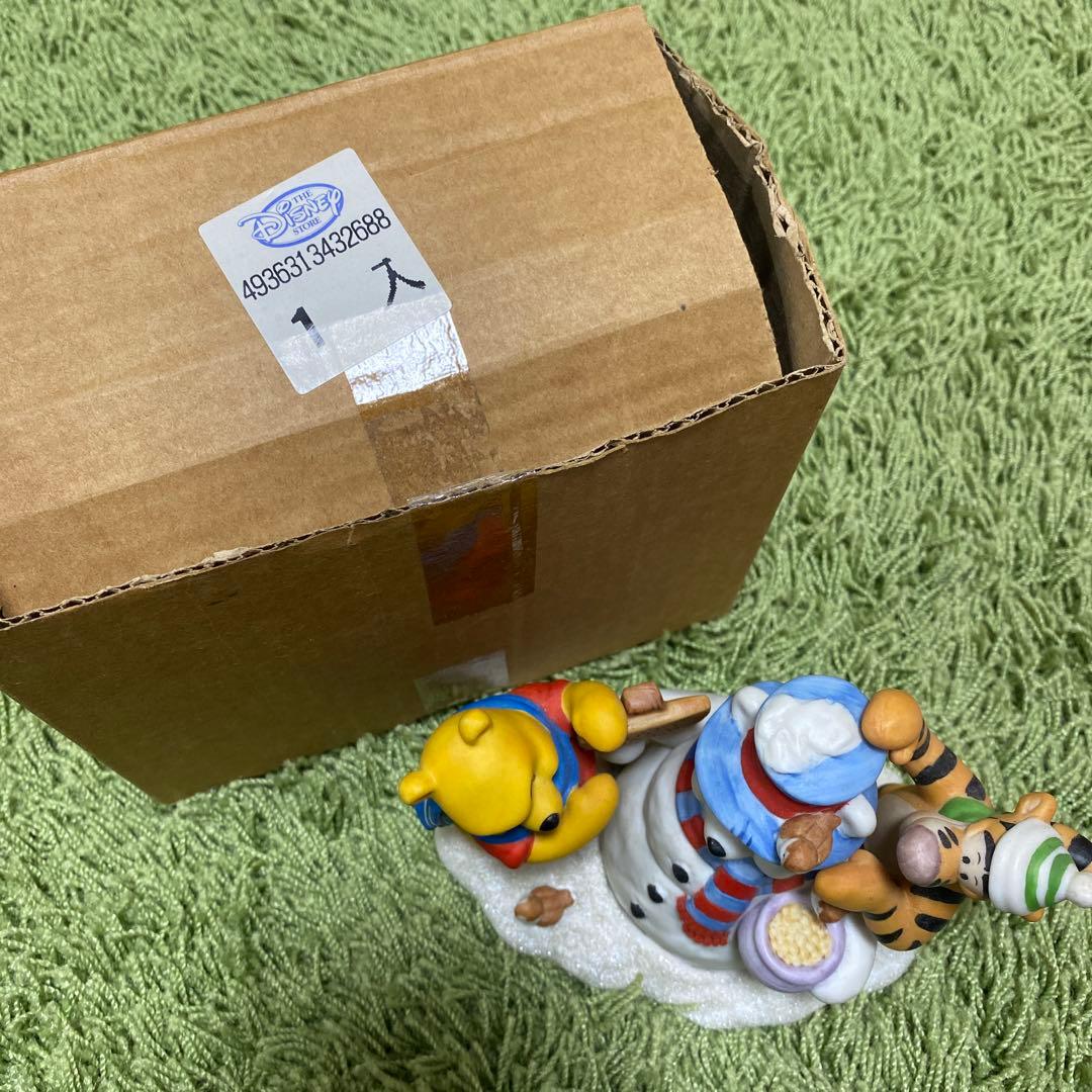 Disney Storeくまのプーさん 雪だるま 陶器　フィギュア
