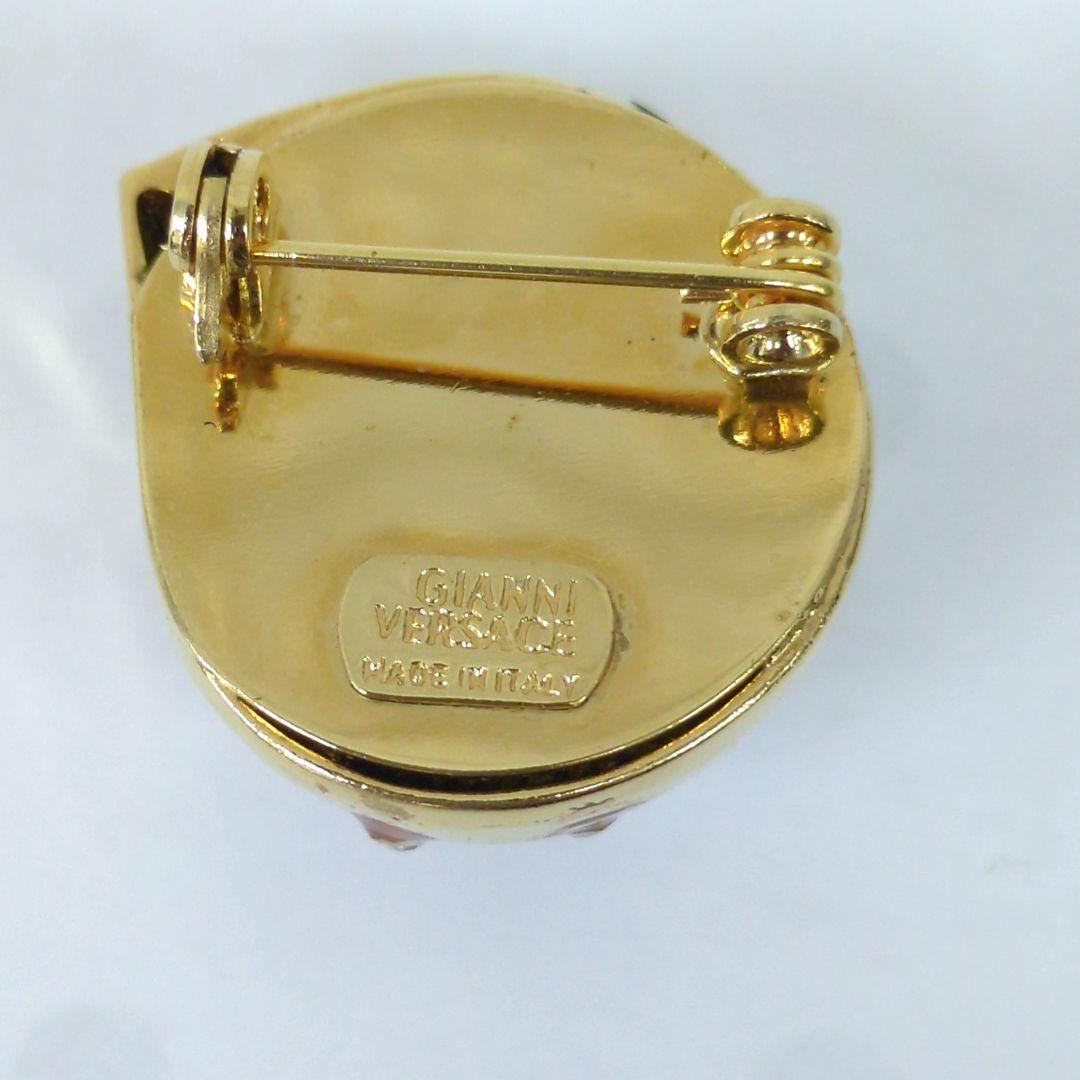 ジャンニヴェルサーチェ クリスタルラインストーン ピンブローチ ゴールドカラー