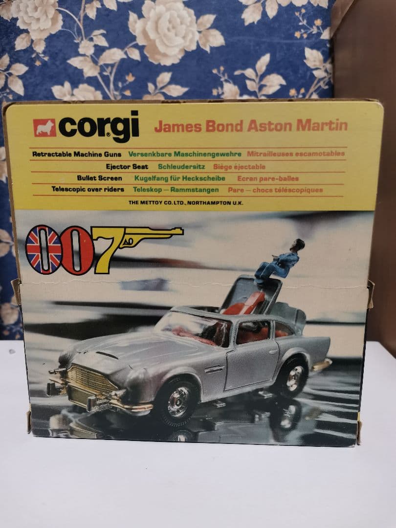 CORGI　007 アストンマーティン　ミニカー