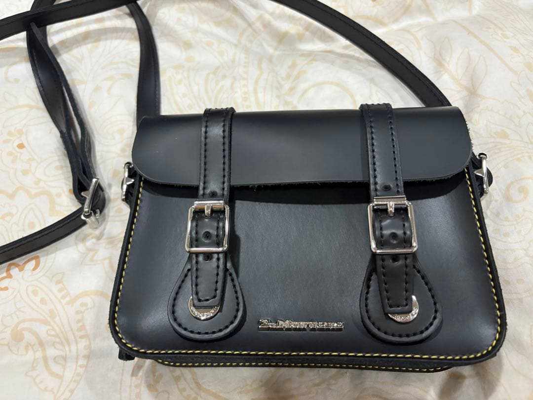 Dr. Martens ブラックショルダーバッグ　7インチ サッチェルバッグ