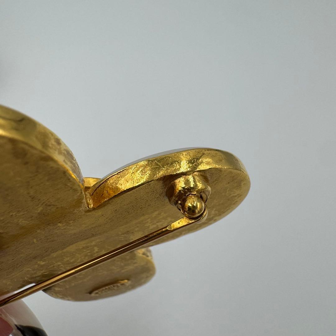 CHANEL ブローチ ココマーク フラワー ホワイトシェル ゴールド 95A