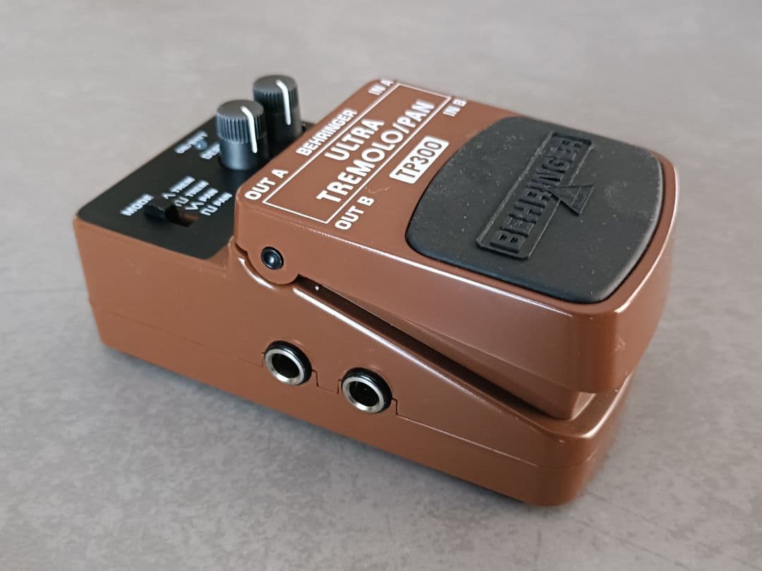 ギター BEHRINGER ULTRA TREMOLO/PAN TP300