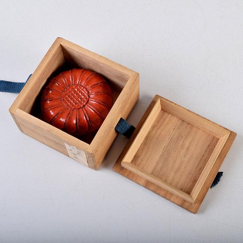 茶道具　鎌倉彫　橘屋友七作　菊形香合　共箱　V　8756