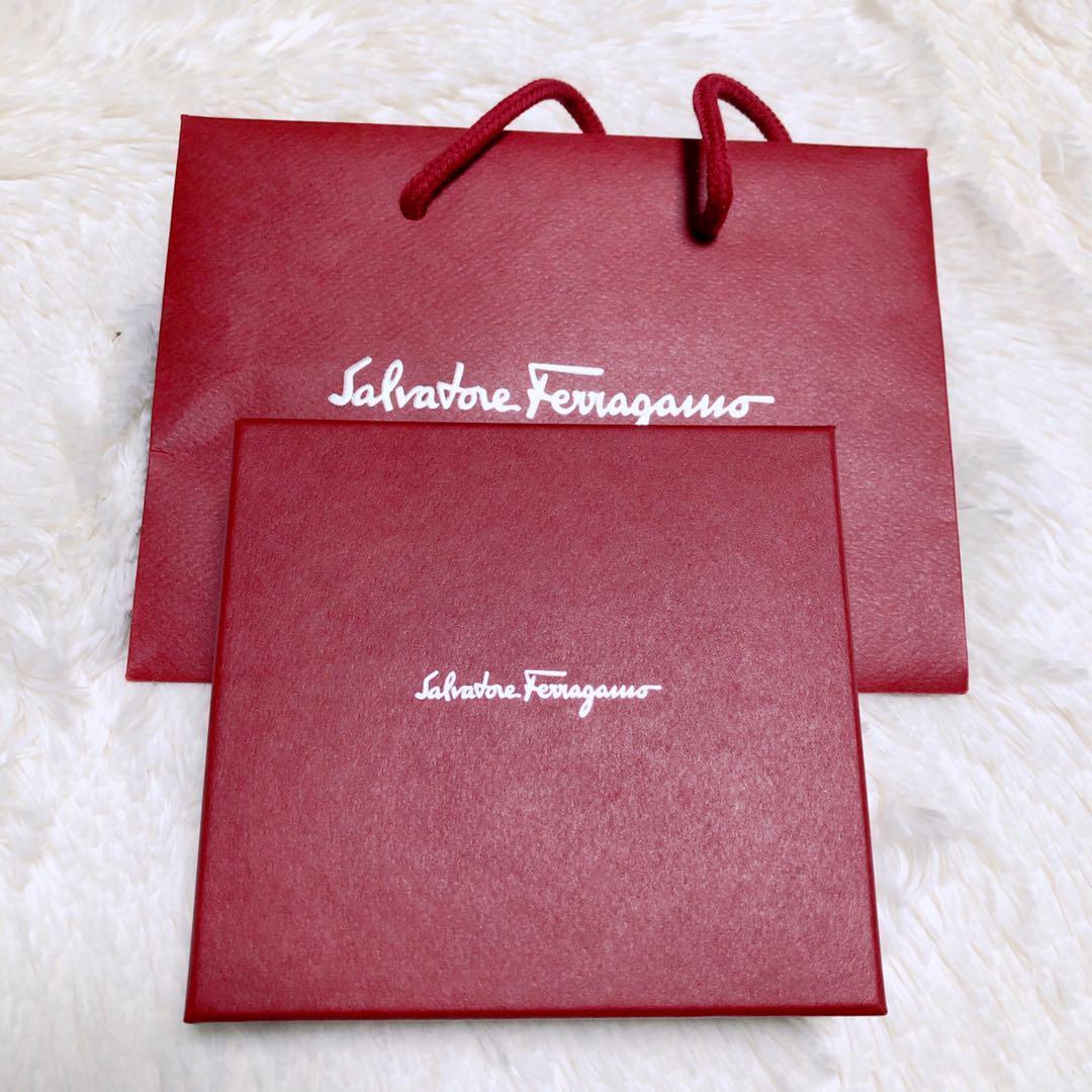 ♡美品♡サルヴァトーレフェラガモ ケース 財布レッド ラウンドファスナー