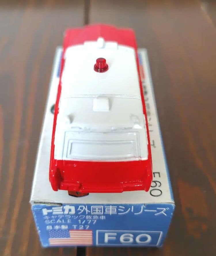 【未使用品】青箱トミカ　F60 キャデラック救急車