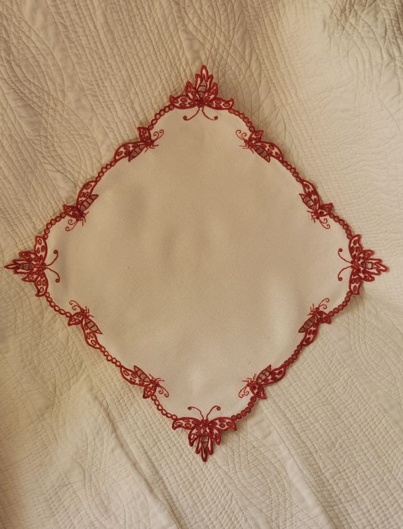 アンティークフランス オープンカットワーク バタフライ∞赤糸刺繍 縮緬風ドイリー