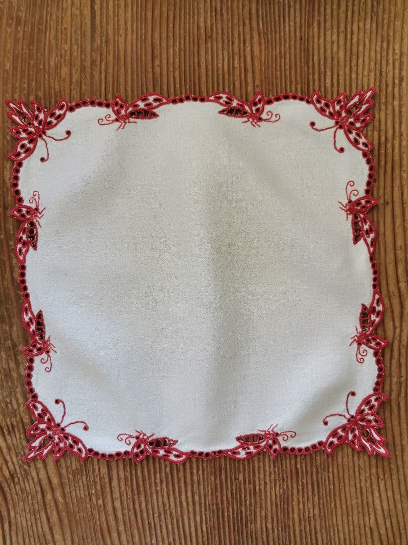 アンティークフランス オープンカットワーク バタフライ∞赤糸刺繍 縮緬風ドイリー
