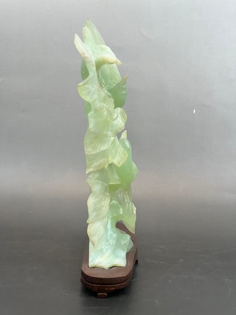 ［美品］翡翠 鳥　彫刻　天然石 木製台座　送料込み