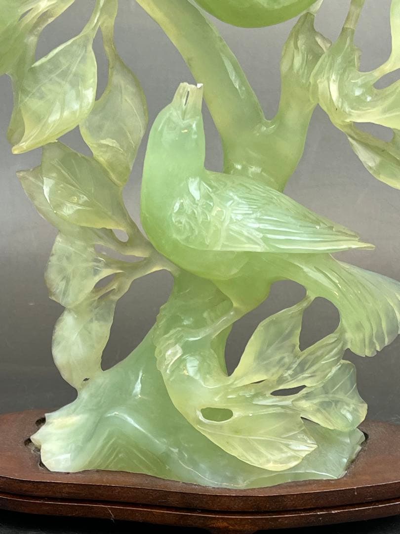 ［美品］翡翠 鳥　彫刻　天然石 木製台座　送料込み