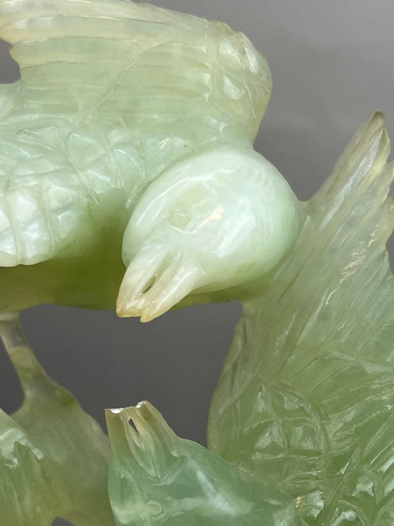 ［美品］翡翠 鳥　彫刻　天然石 木製台座　送料込み