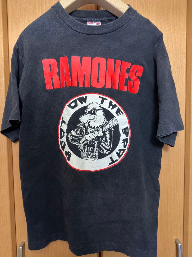 RAMONES Beat on the Brat Tシャツ