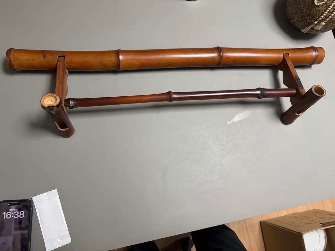 【中治作】竹製 刀掛け 一角 一本掛け 銘あり 煤竹調 伝統工芸 武具 時代道具