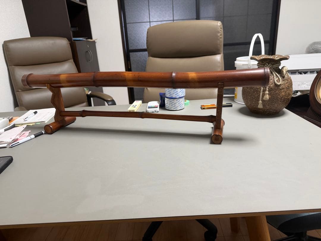 【中治作】竹製 刀掛け 一角 一本掛け 銘あり 煤竹調 伝統工芸 武具 時代道具