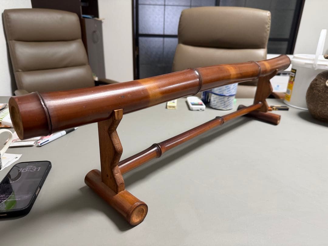 【中治作】竹製 刀掛け 一角 一本掛け 銘あり 煤竹調 伝統工芸 武具 時代道具