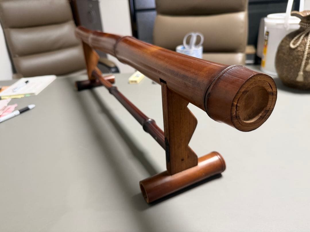 【中治作】竹製 刀掛け 一角 一本掛け 銘あり 煤竹調 伝統工芸 武具 時代道具