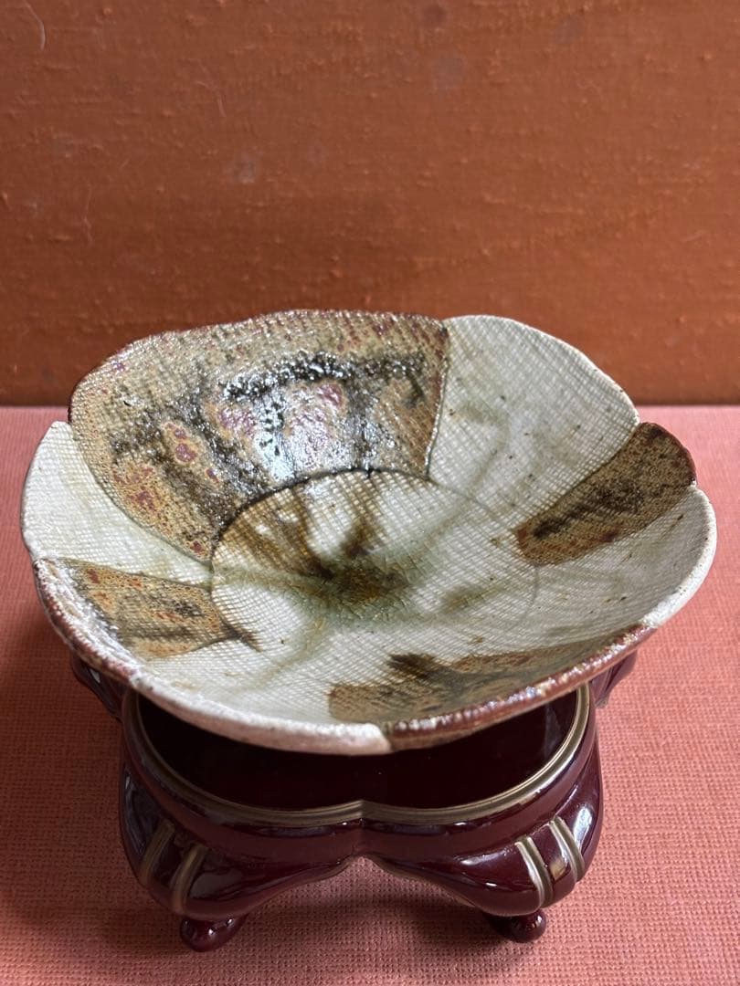河井寛次郎作柿緑釉麻布目輪花三ツ足皿　製作番一　森の器