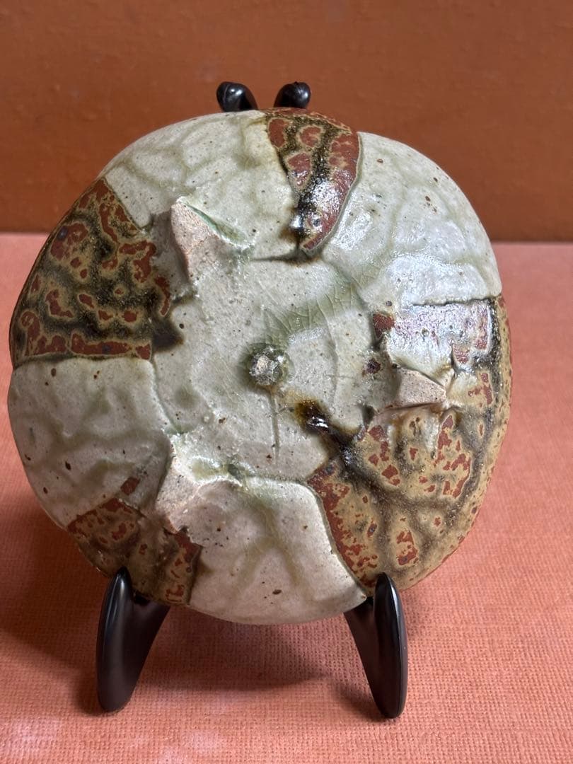 河井寛次郎作柿緑釉麻布目輪花三ツ足皿　製作番一　森の器