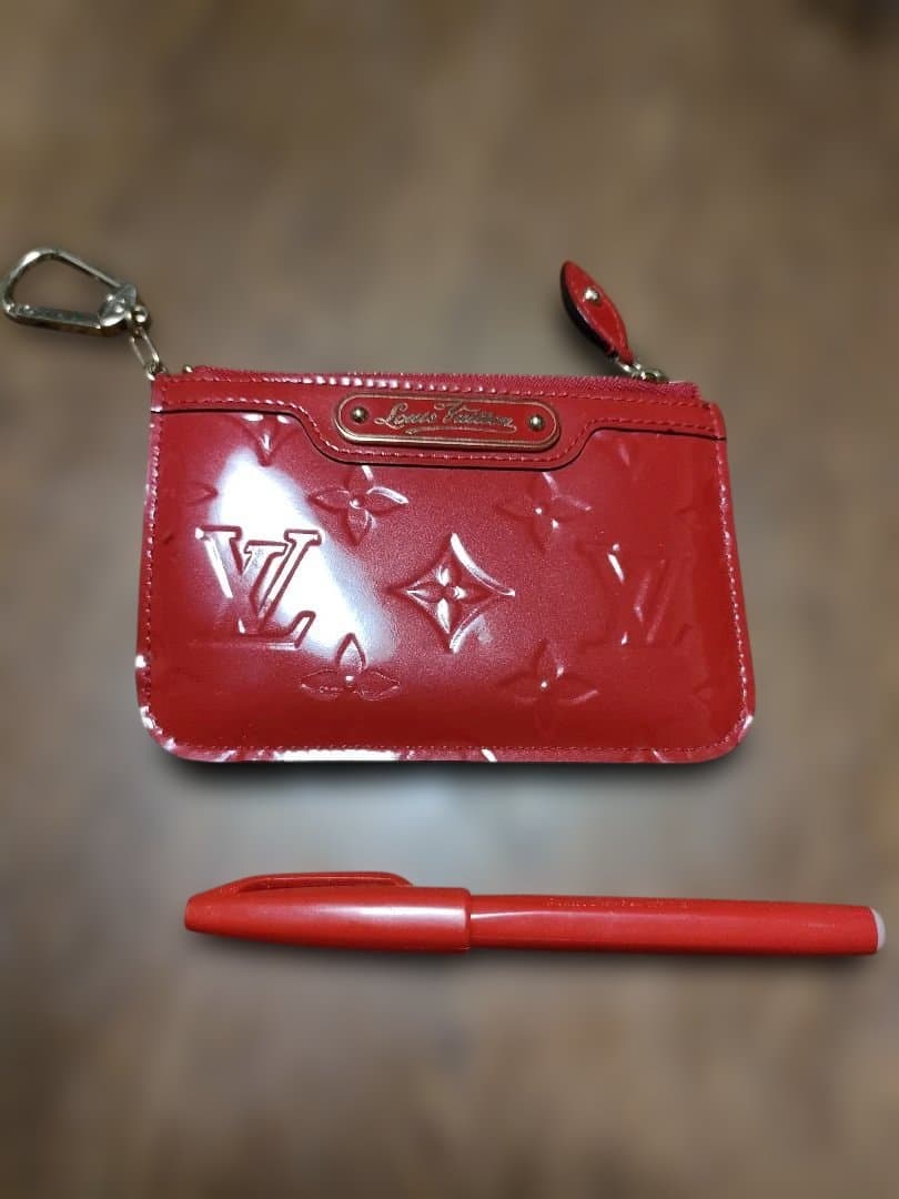 Louis Vuitton レッド ポシェットクレ　ヴェルニ