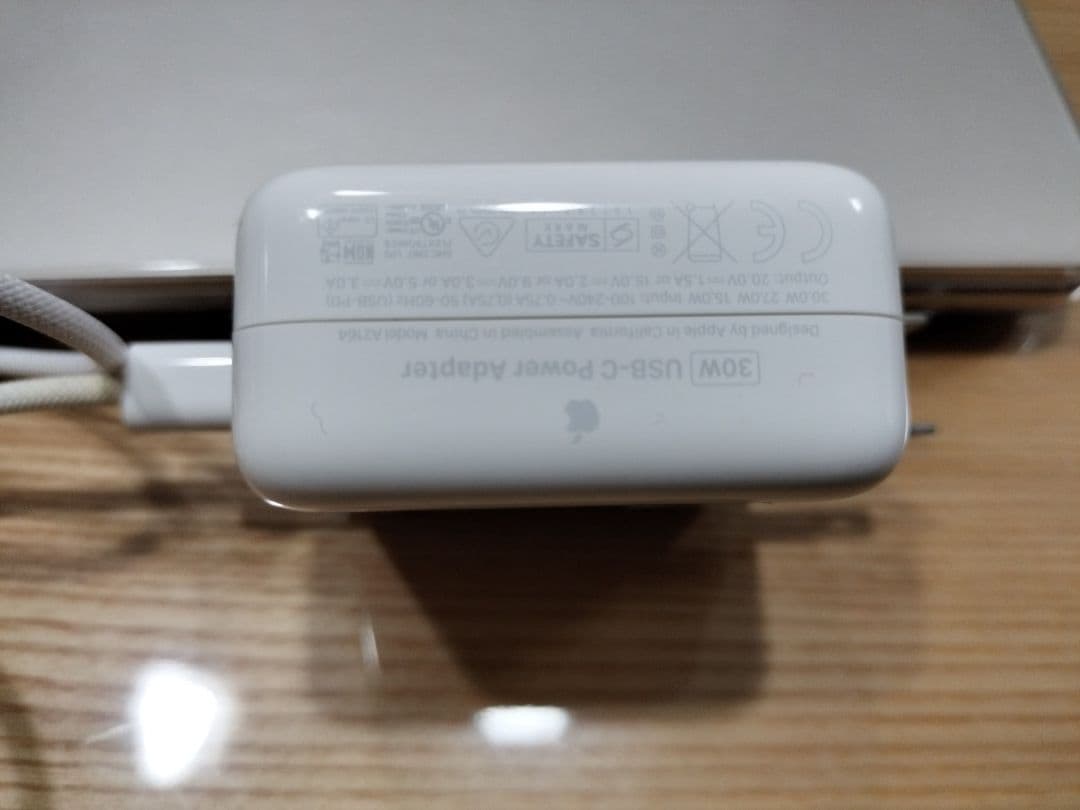 Apple MacBook Air 13.6型 M2チップ 充電器、箱付き