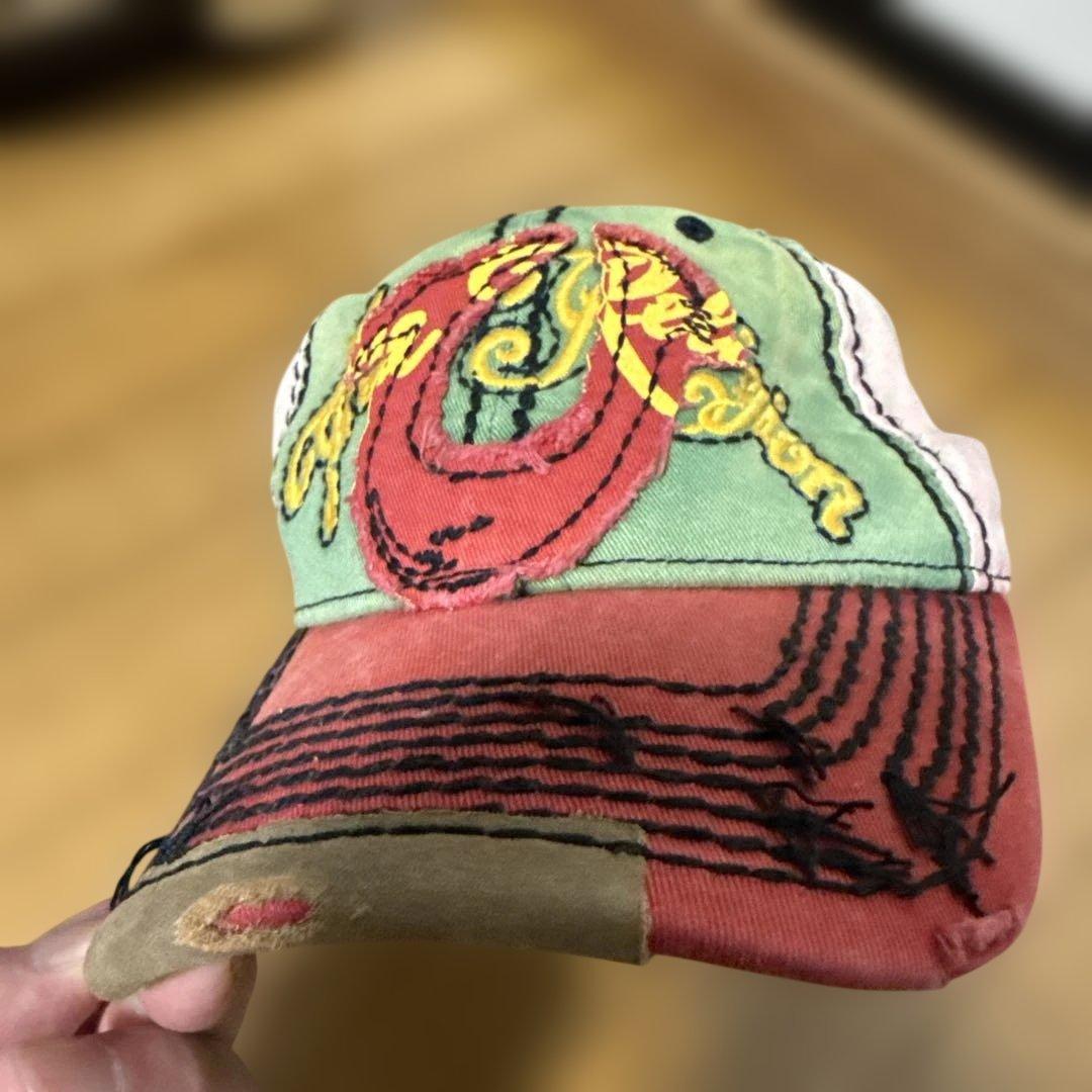 トゥルーレリジョン　緑と赤の刺繍ベースボールキャップ