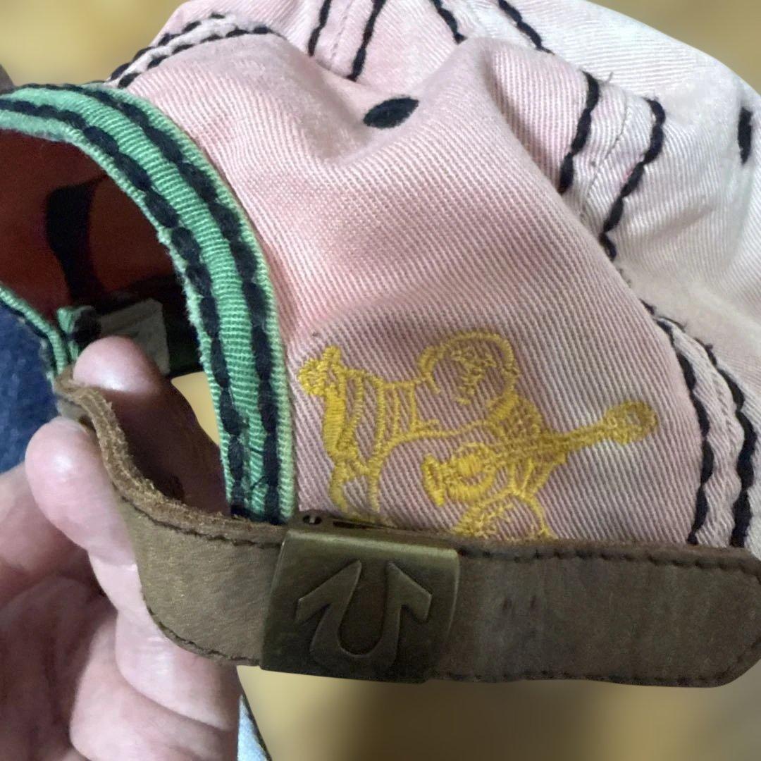 トゥルーレリジョン　緑と赤の刺繍ベースボールキャップ