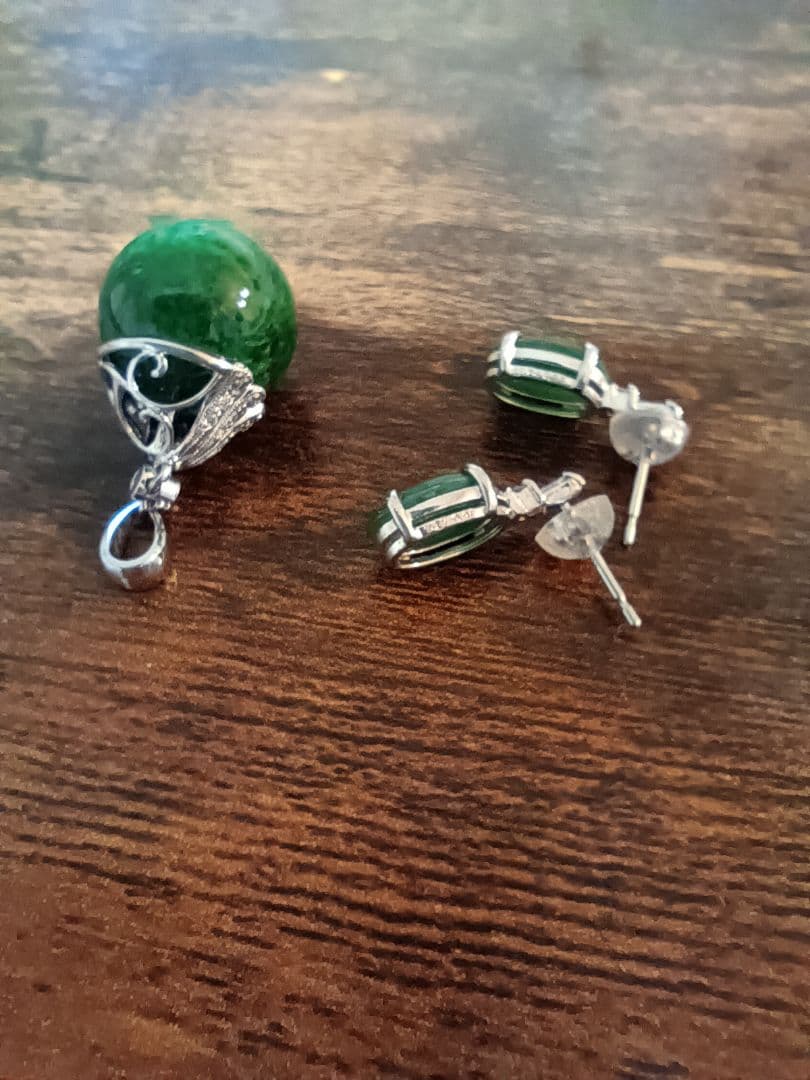 K18WG緑色ストーンのペンダントとPT900スタッドピアスセット