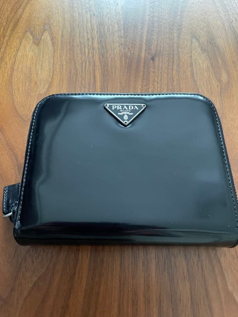 R*o様 PRADA ブラック パテントレザー 二つ折り財布