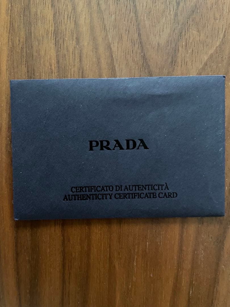 R*o様 PRADA ブラック パテントレザー 二つ折り財布