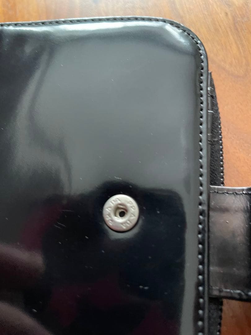 R*o様 PRADA ブラック パテントレザー 二つ折り財布