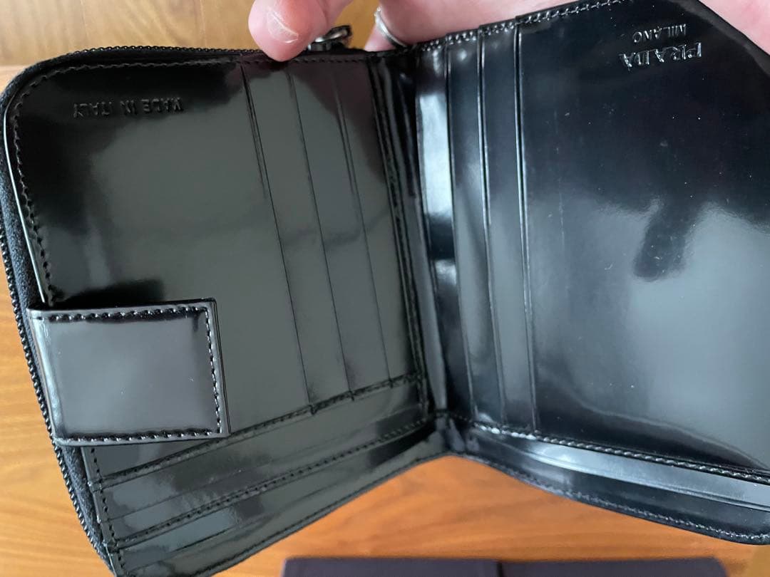 R*o様 PRADA ブラック パテントレザー 二つ折り財布