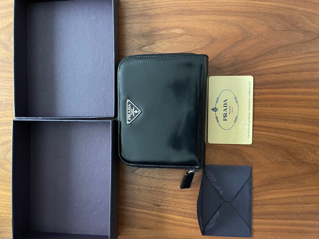 R*o様 PRADA ブラック パテントレザー 二つ折り財布