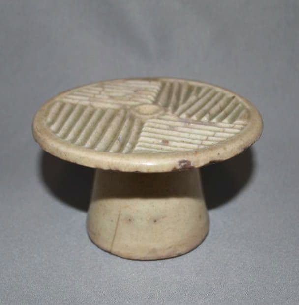 『李朝白磁櫛目紋餅型』　菓子型　トクサル　古陶磁器　朝鮮古美術　蓋置　墨床　民芸