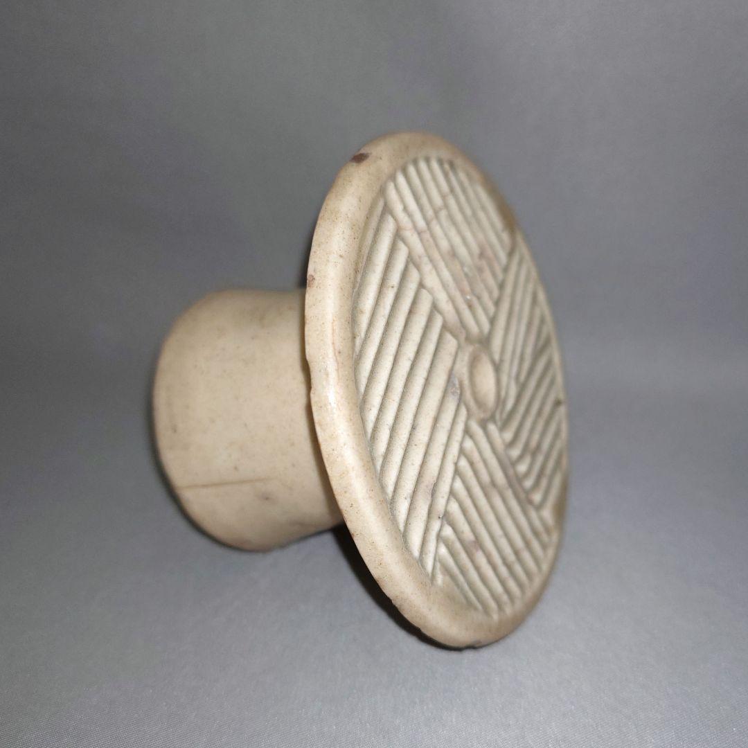 『李朝白磁櫛目紋餅型』　菓子型　トクサル　古陶磁器　朝鮮古美術　蓋置　墨床　民芸
