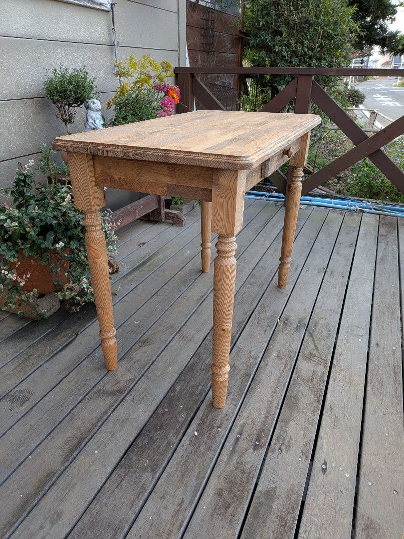 ろくろ脚の引き出し付きテーブル