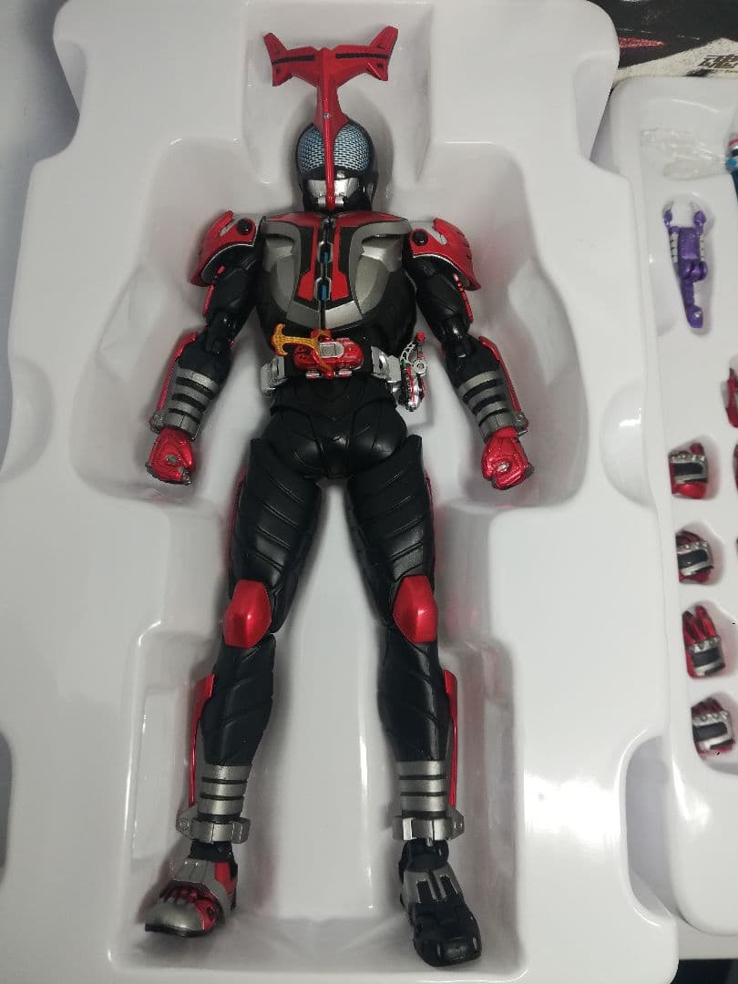 真骨彫　S.H.Figuarts 仮面ライダーカブト　ハイパーフォーム