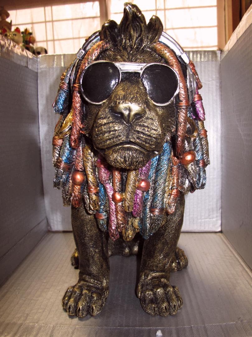 ユニークなライオンの彫刻 サングラス付き