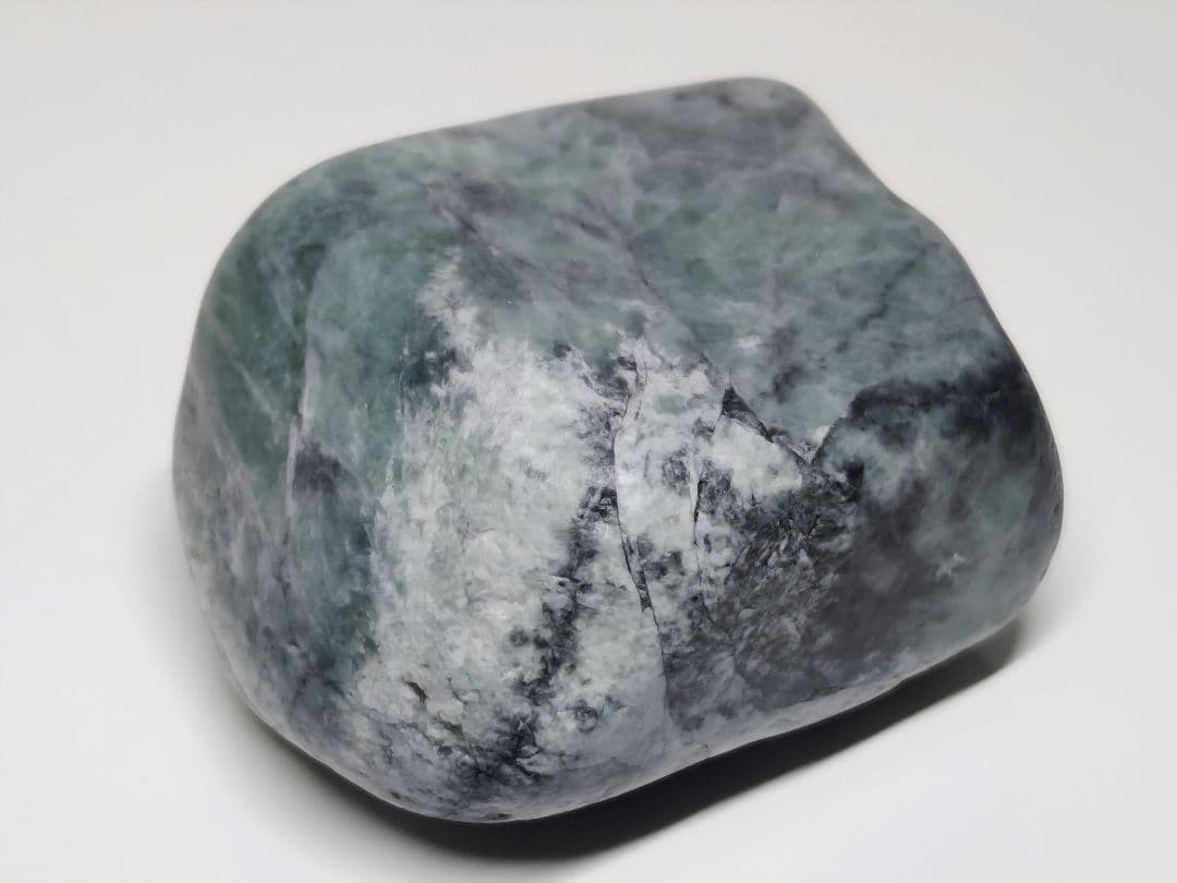 糸魚川137 翡翠 213g ヒスイ 原石 鑑賞石 自然石 誕生石 鉱物 鉱石