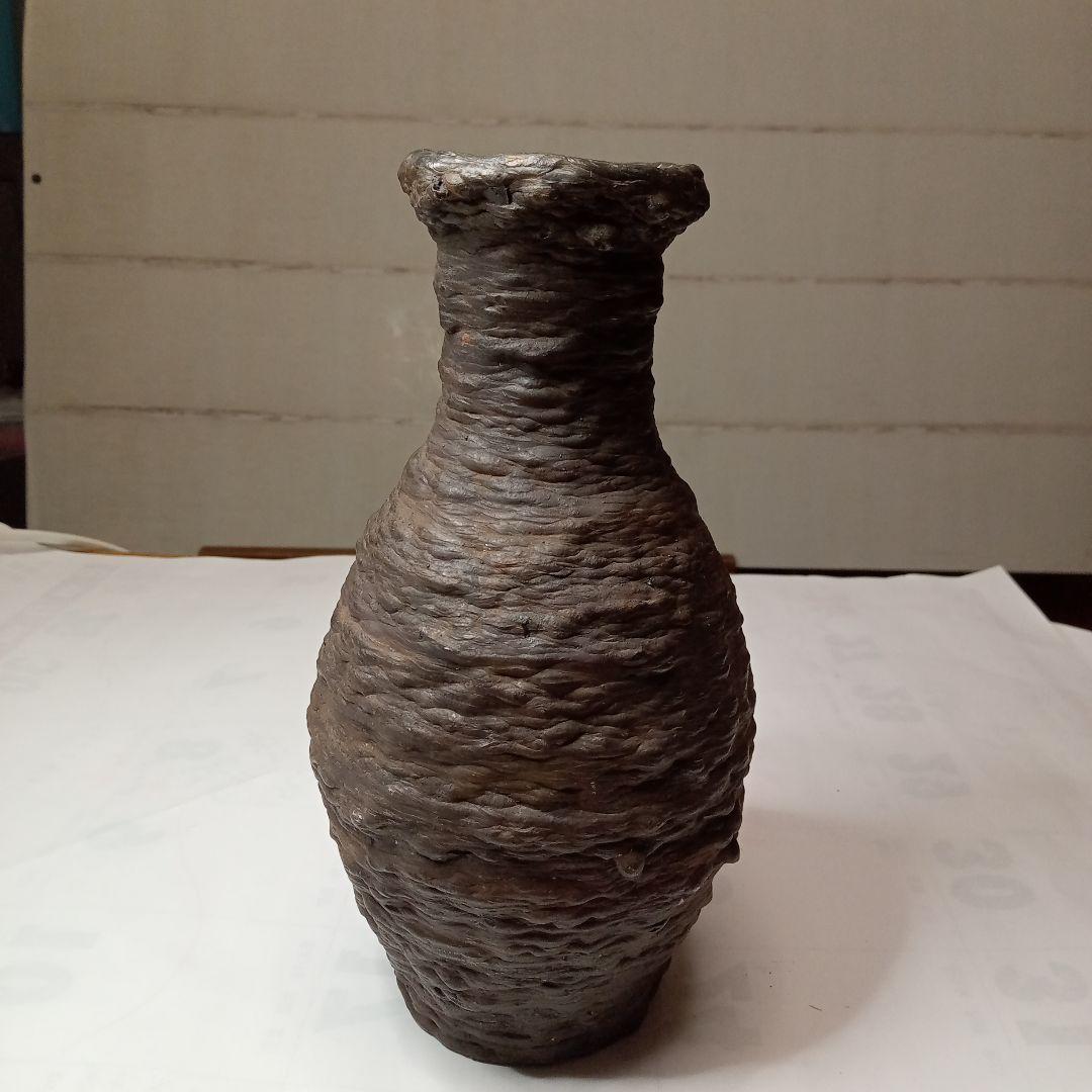 黒色の細長い金属瓶